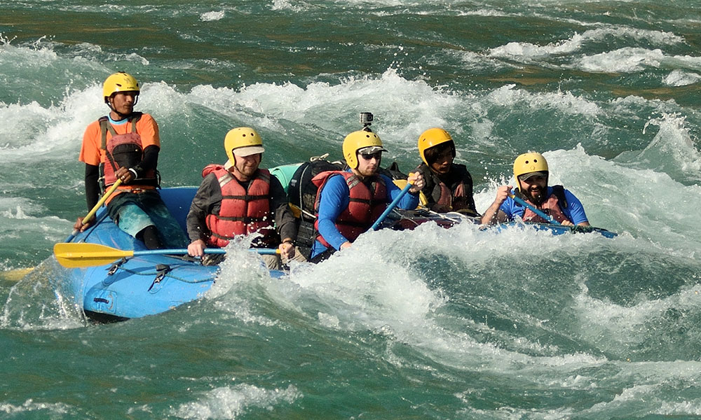 Enjoy-an-adrenaline-pumping-river-rafting-session-in-Kosi
